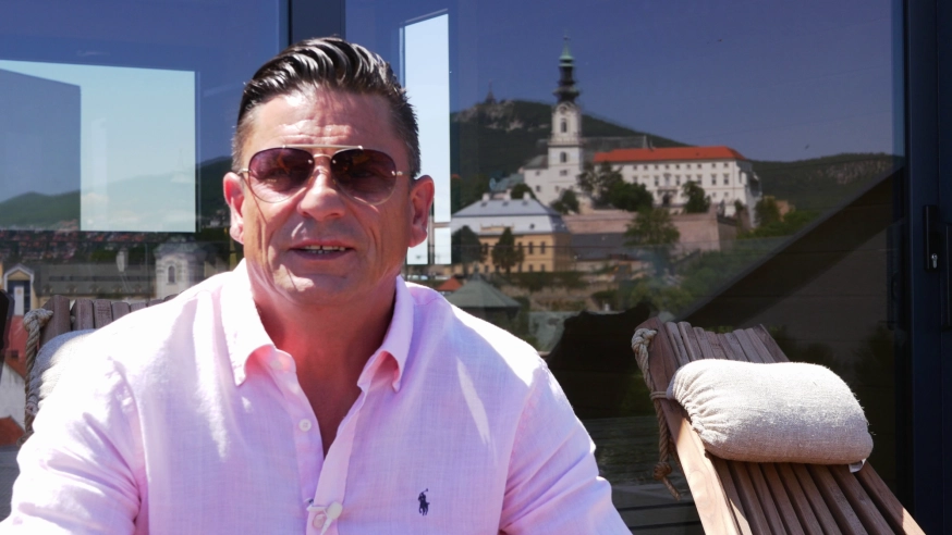 Prémiová panorama terasa so saunovým domom